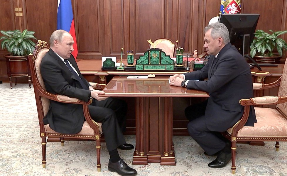 Ruský prezident Vladimir Putin a ministr obrany  Sergej Šojgu.