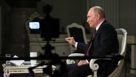 Ruský prezident Vladimir Putin při rozhovoru s americkým novinářem Tuckerem Carlsonem.