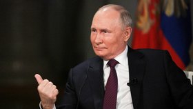 Ruský prezident Vladimir Putin při rozhovoru s americkým novinářem Tuckerem Carlsonem