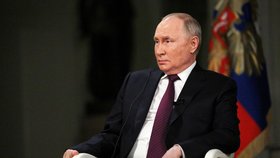 Ruský prezident Vladimir Putin při rozhovoru s americkým novinářem Tuckerem Carlsonem