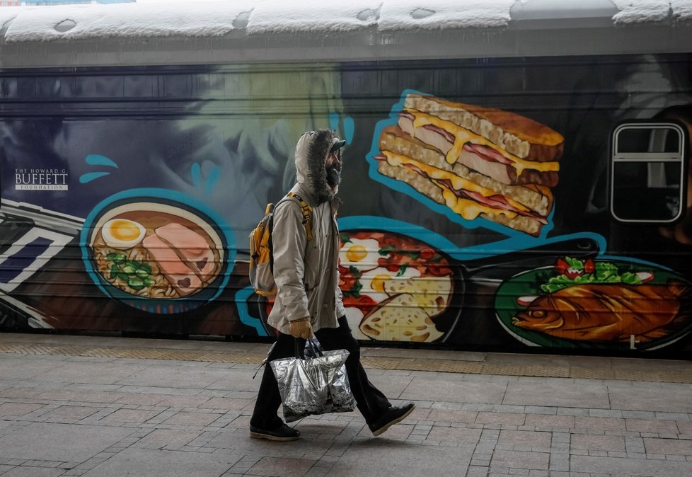Speciální vlak s kuchyní rozváží jídlo do frontových oblastí.
