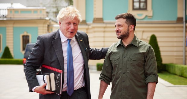 Johnson dorazil nečekaně do Kyjeva a slíbil další těžké zbraně. Zelenskyj: „Velký přítel Ukrajiny“ 