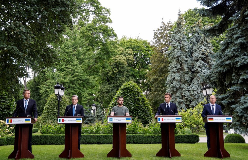 Francouzský prezident Emmanuel Macron, německý kancléř Olaf Scholz, italský premiére Mario Draghi, rumunský prezident Klaus Iohannis a ukrajinský prezident Volodymyr Zelenskyj na tiskové konferenci v Kyjevě (16.6.2022)