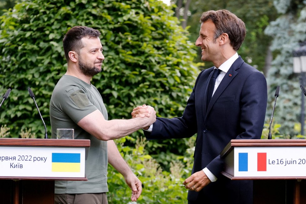 prezidenti Ukrajiny a Francie Volodymyr Zelenskyj a Emmanuel Macron v Kyjevě. (16.6.2022)