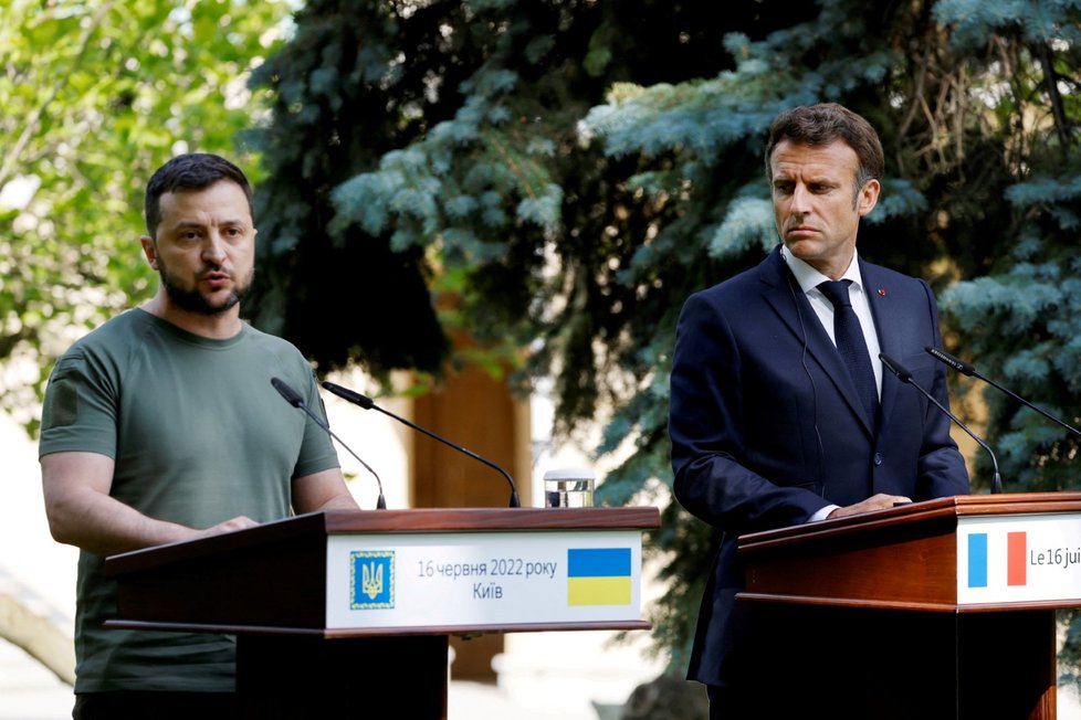 prezidenti Ukrajiny a Francie Volodymyr Zelenskyj a Emmanuel Macron v Kyjevě. (16.6.2022)