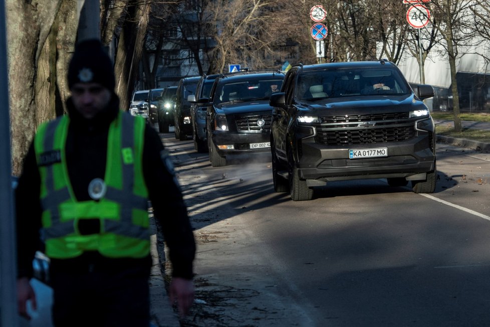 Vozidla odjíždějící z americké ambasády v Kyjevě. (20.2.2023)