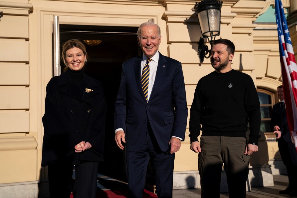 Ukrajinský prezident Volodymyr Zelenskyj s manželkou Olenou vítají v Kyjevě amerického prezidenta Joea Bidena. (20.2.2023)