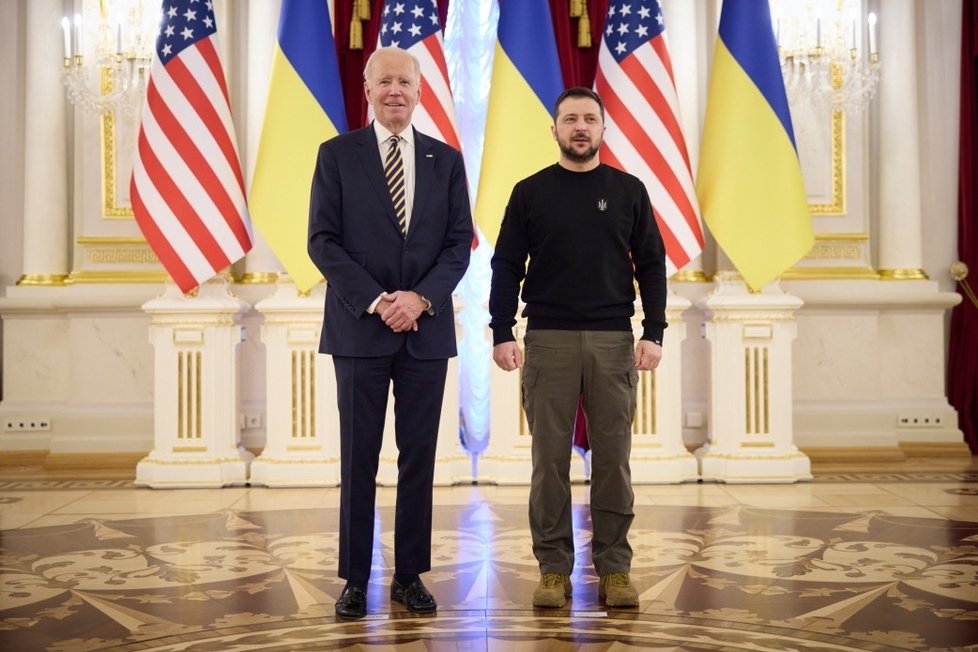 Americký prezident Joe Biden a ukrajinský prezident Voloodmyr Zelenskyj v Kyjevě. (20.2.2023)