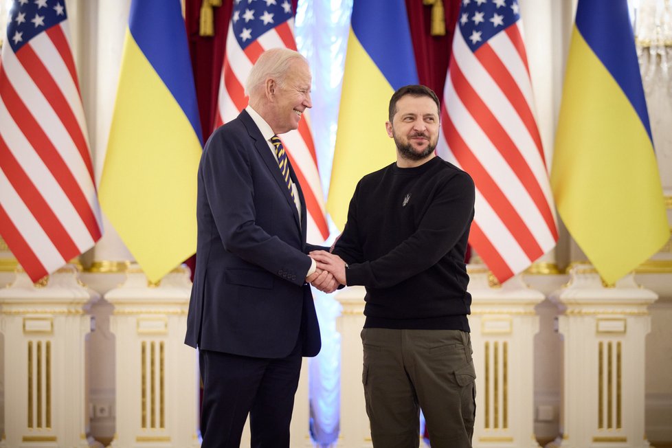 Americký prezident Joe Biden a ukrajinský prezident Voloodmyr Zelenskyj v Kyjevě. (20.2.2023)