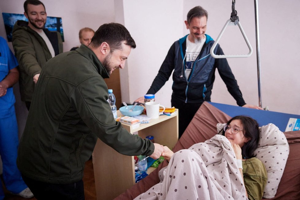 Ukrajinský prezident Volodymyr Zelenskyj v kyjevské nemocnici navštívil šestnáctiletou dívku, která stejně jako její rodina utrpěla zranění na útěku.
