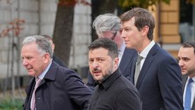 Američtí vyjednavači Steve Witkoff a Jared Kushner s ukrajinským prezidentem Volodymyrem Zelenským v Kyjevě (6.9.2026)