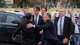 Američtí vyjednavači Steve Witkoff a Jared Kushner s ukrajinským prezidentem Volodymyrem Zelenským v Kyjevě (6.9.2026)