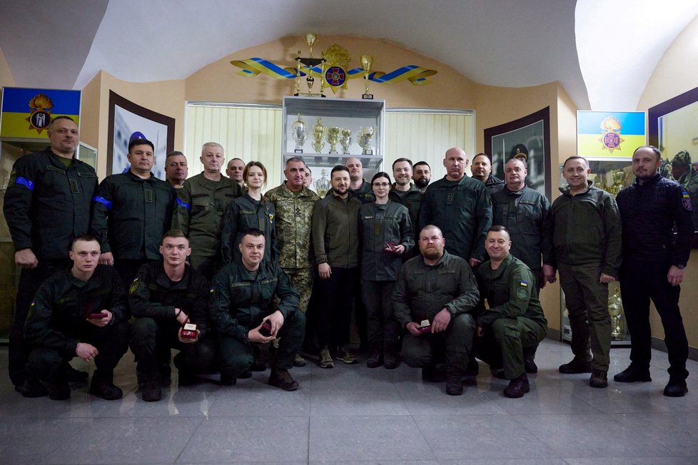Ukrajinský prezident Volodymyr Zelenskyj ocenil členy národní gardy. (26.3.2022)