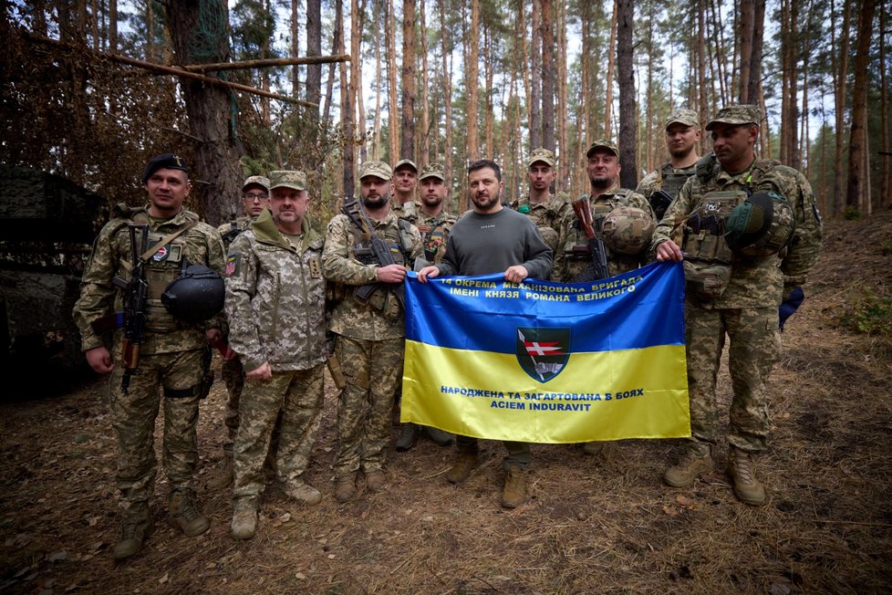 Ukrajinský prezident Volodymyr Zelenskyj mezi vojáky na frontě. (3.10.2023)