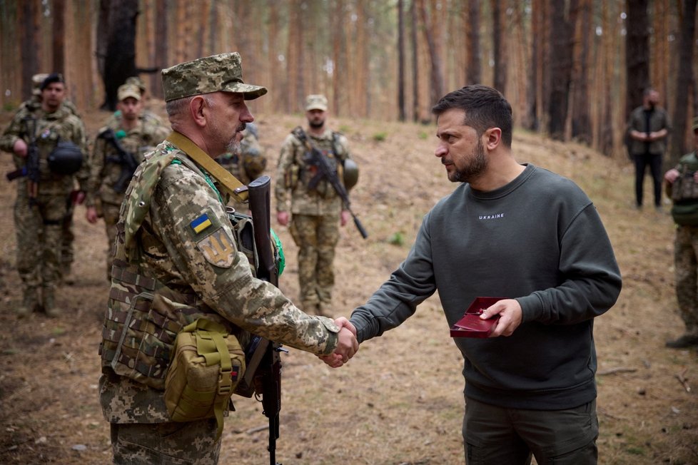 Ukrajinský prezident Volodymyr Zelenskyj mezi vojáky na frontě