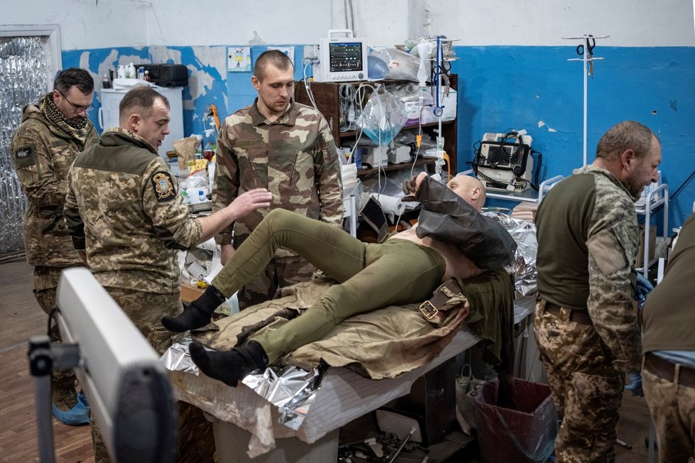 Ošetřování zraněných ukrajinských obránců nedaleko Vuhledaru