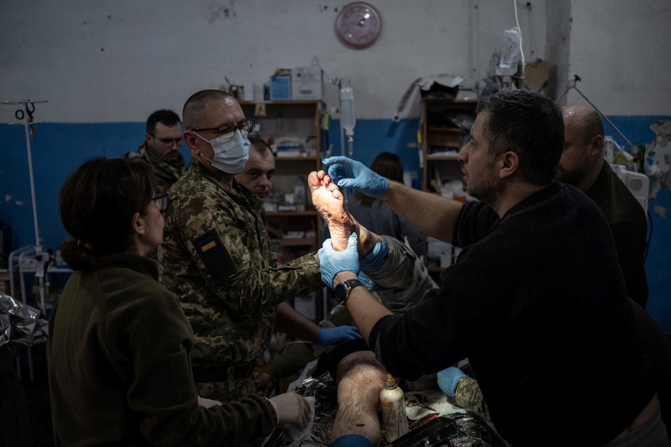 Ošetřování zraněných ukrajinských obránců nedaleko Vuhledaru.
