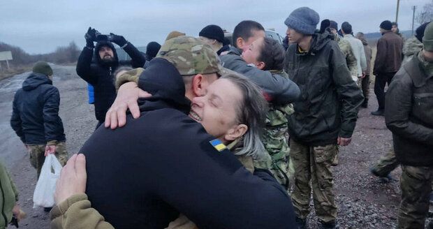 Ukrajina a Rusko si vyměnily válečné zajatce. Domů se vrací i obránci Mariupolu