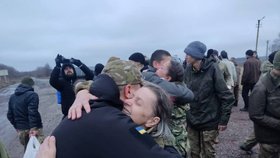 Ukrajina a Rusko si vyměnily válečné zajatce. Domů se vrací i obránci Mariupolu