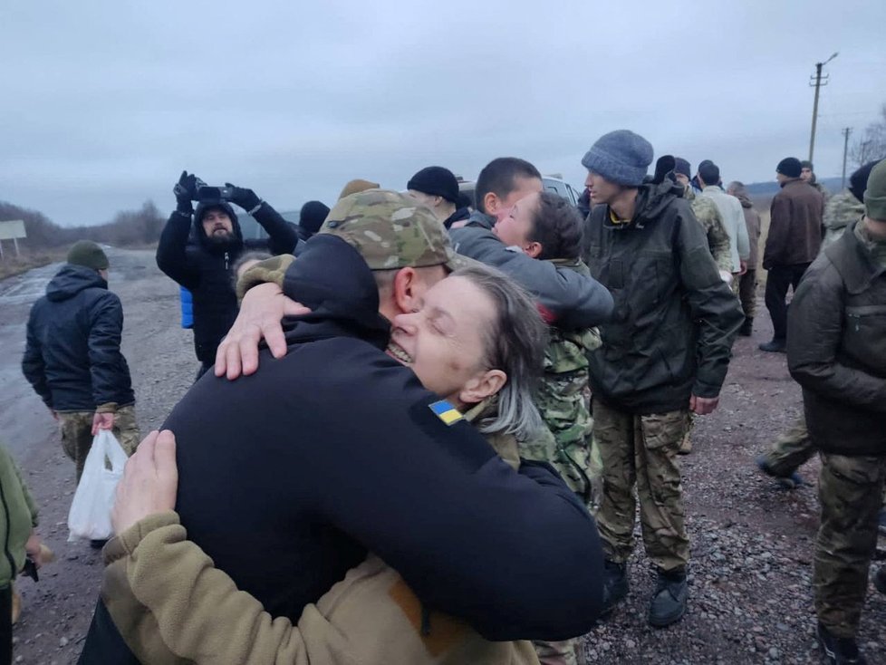 Na Ukrajinu se v rámci výměny válečných zajatců vrátilo 140 lidí, mezi nimi i obránci Mariupolu. (31.12.2022)