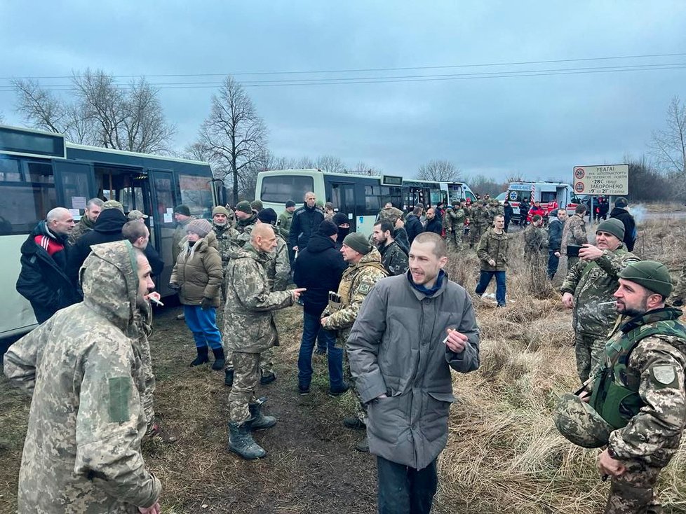 Na Ukrajinu se v rámci výměny válečných zajatců vrátilo 140 lidí, mezi nimi i obránci Mariupolu. (31.12.2022)