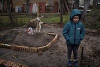 Plačící Vlad (6) u hrobu mámy. Ira zemřela hladem a stresem, pohřbili ji na dvorku