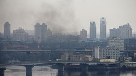 Kouř u jednotky ukrajinského ministerstva obrany v Kyjevě.