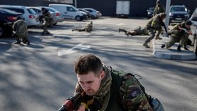 Do obrany Kyjeva se zapojují další vojáci. (28.2.2022)