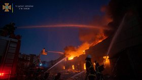 Hasiči v Kyjevě bojují s následky ruského ostřelování. (17.3.2022)
