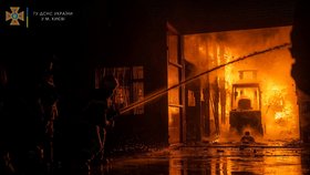Kyiv in flames after russian shelling / Hasiči v Kyjevě bojují s následky ruského ostřelování. (17.3.2022)