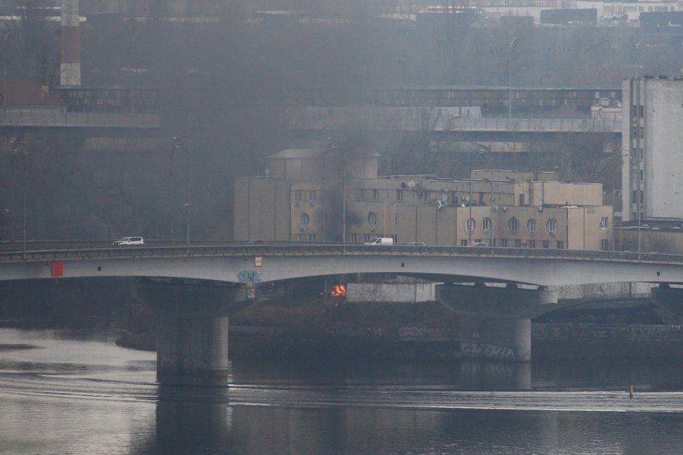 Kouř u jednotky ukrajinského ministerstva obrany v Kyjevě