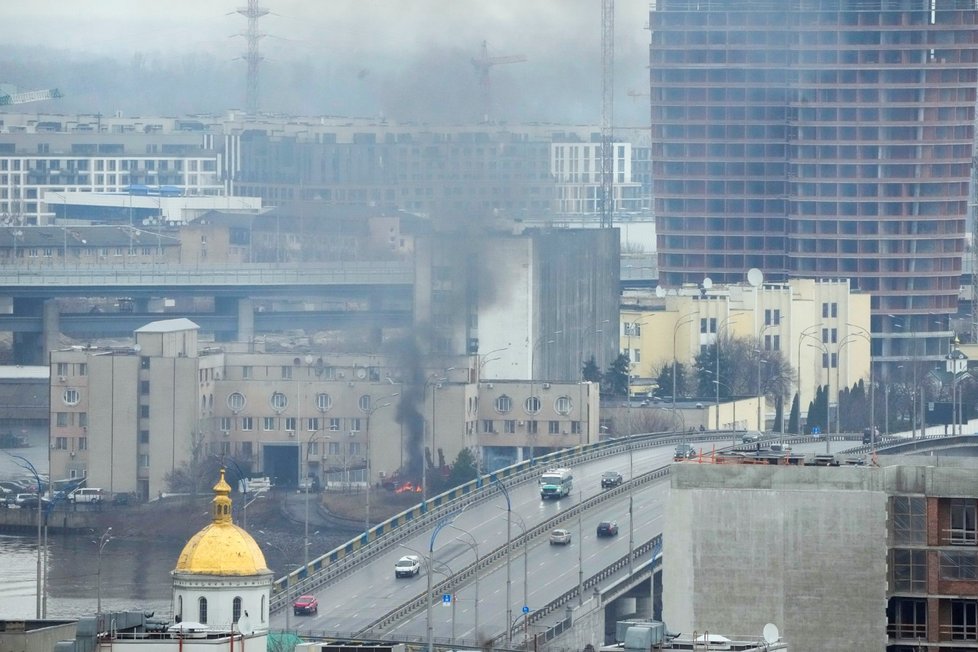 Kouř u jednotky ukrajinského ministerstva obrany v Kyjevě.