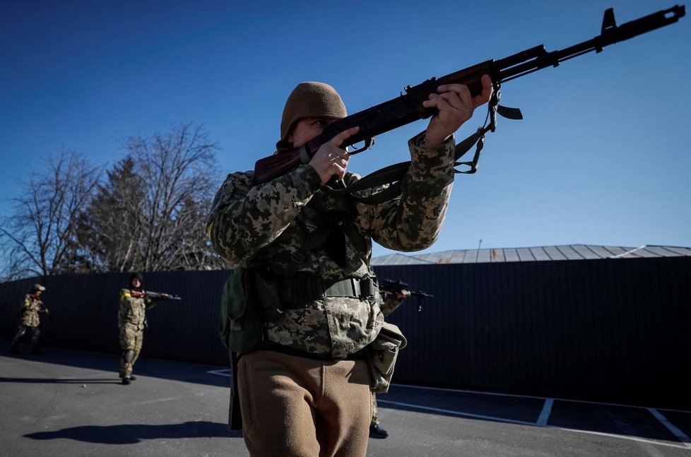 Do obrany Kyjeva se zapojují další vojáci. (28.2.2022)