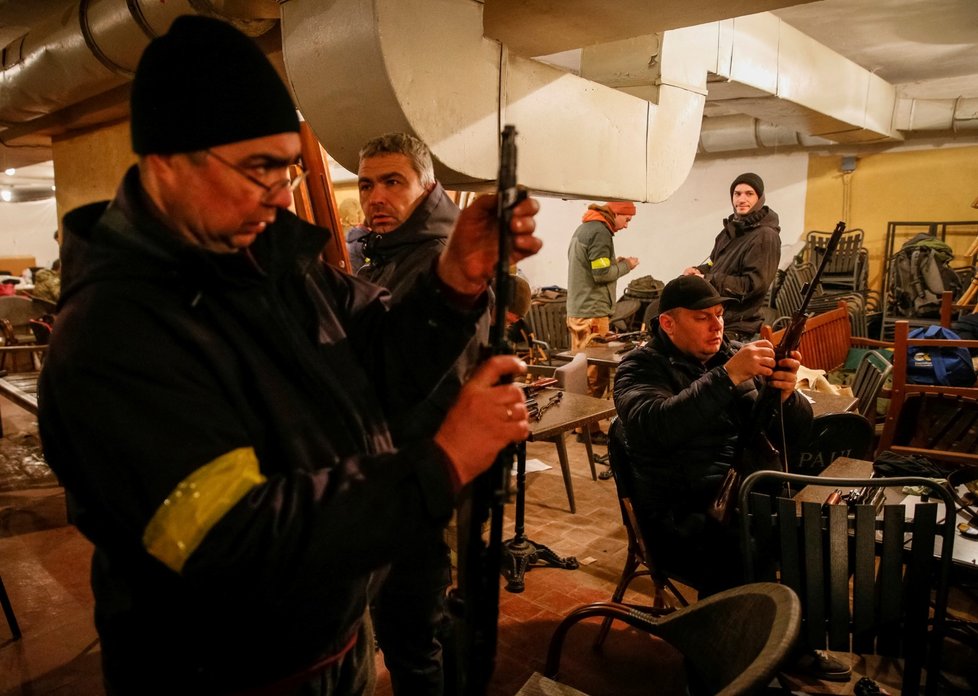 Do obrany Ukrajiny se zapojují i civilisté, armáda jim rozdává zbraně.