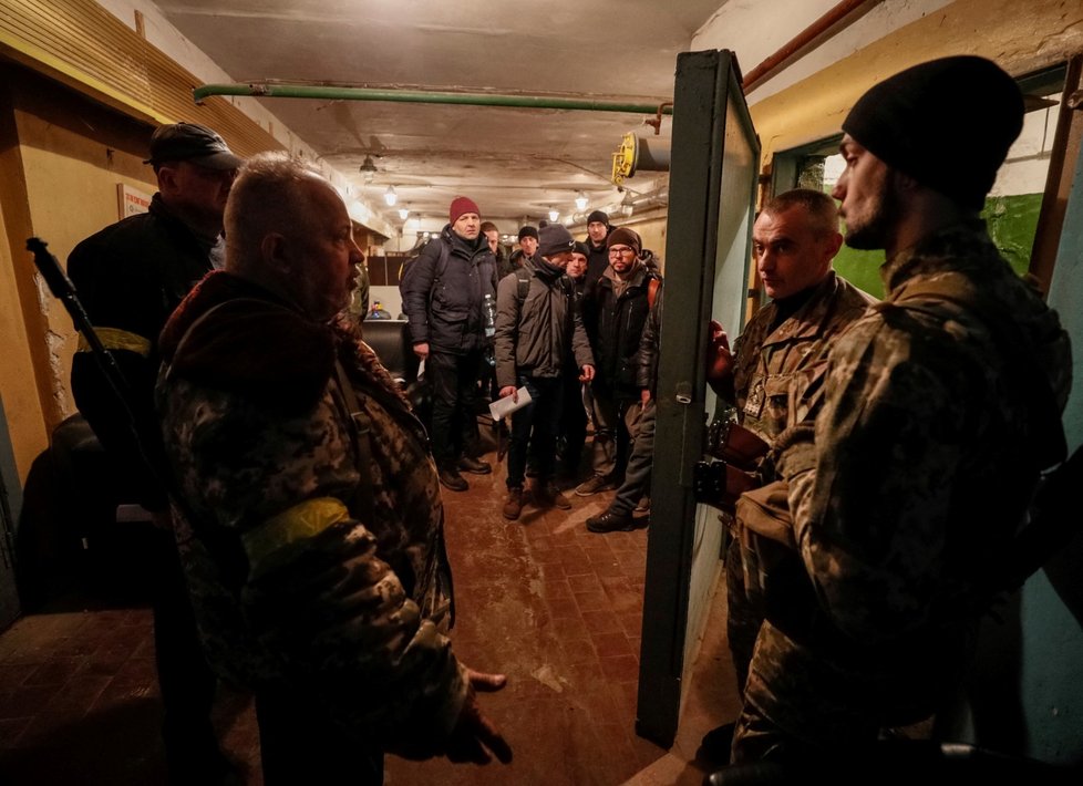Do obrany Ukrajiny se zapojují i civilisté, armáda jim rozdává zbraně.