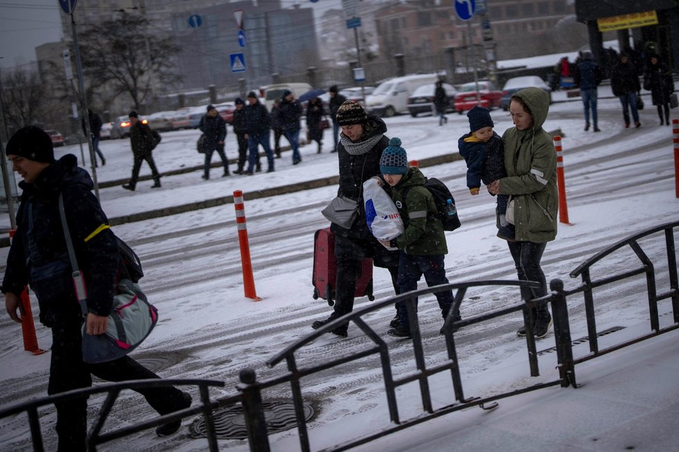 Kyjevané utíkají na nádraží, aby metropoli opustili. (1.3.2022)