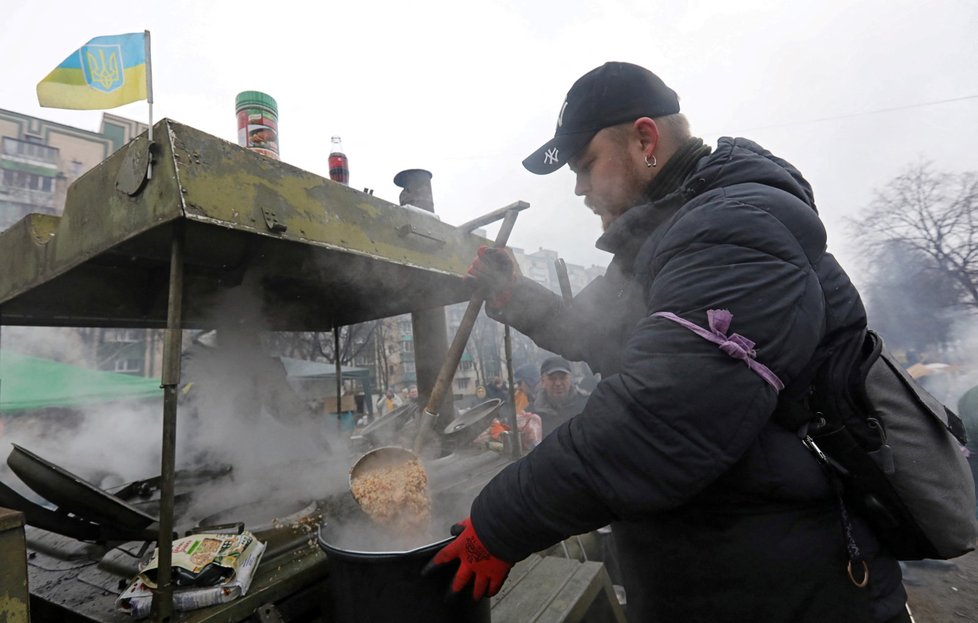 Dobrovolníci vaří jídlo pro obyvatele Kyjeva a obranné jednotky.