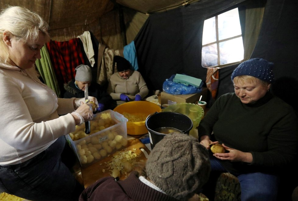 Dobrovolníci vaří jídlo pro obyvatele Kyjeva a obranné jednotky.