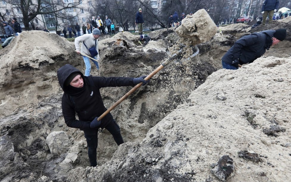 Dobrovolníci kopou v Kyjevě i zákopy.