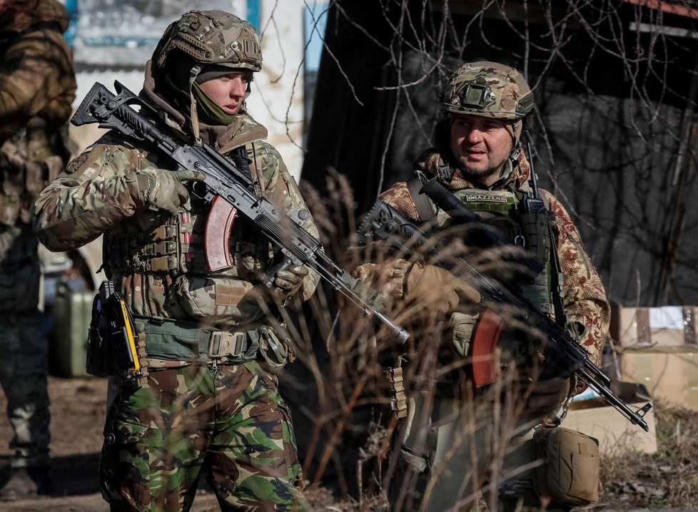 Ukrajinští vojáci na předměstí Kyjeva (17.3.2022)