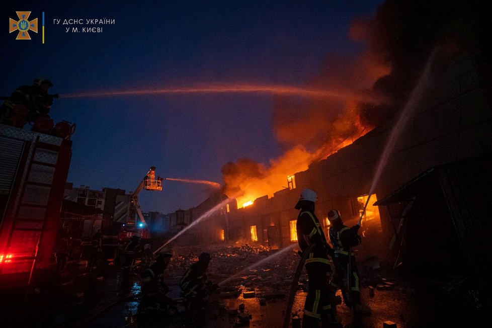 Hasiči v Kyjevě bojují s následky ruského ostřelování. (17.3.2022)