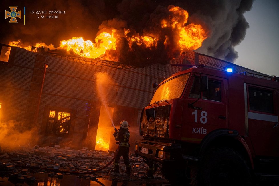 Hasiči v Kyjevě bojují s následky ruského ostřelování. (17.3.2022)