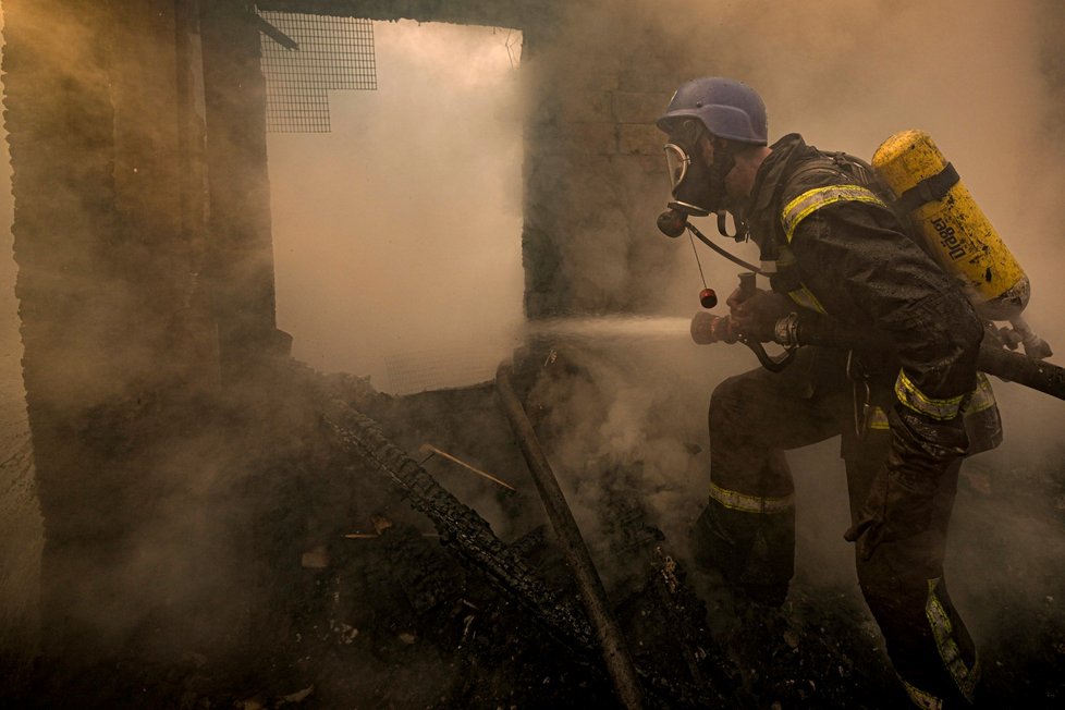 Zásah hasičů v odstřelováním poničeném domě v Kyjevě. (23.3.2022)