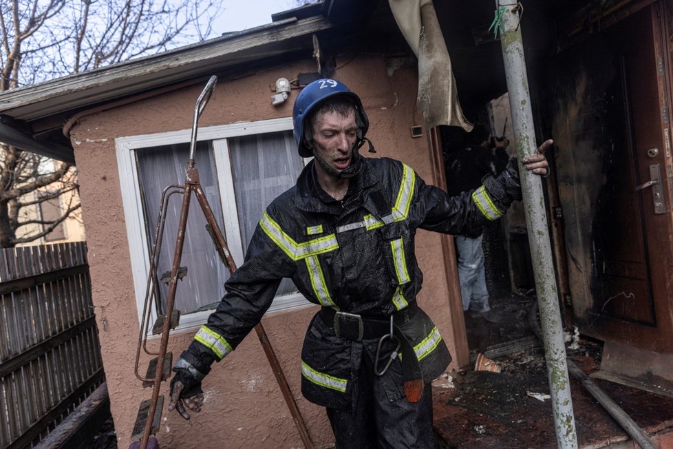 Hasiči v Kyjevě bojují s následky ruského ostřelování. (23.3.2022)