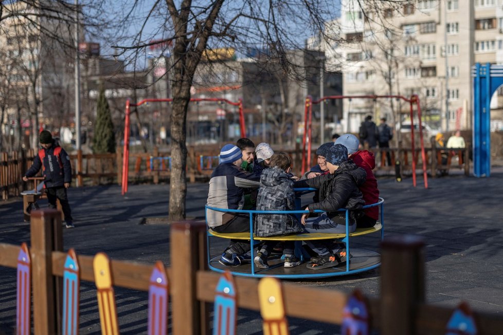 Děti v paku v Kyjevě. (25.3.2022)