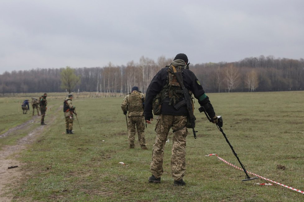 Specialisté v okolí Kyjeva sbírají nevybuchlou munici. (21.4.2022)
