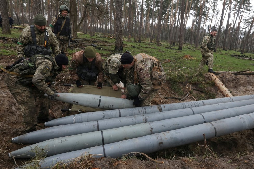 Specialisté v okolí Kyjeva sbírají nevybuchlou munici. (21.4.2022)