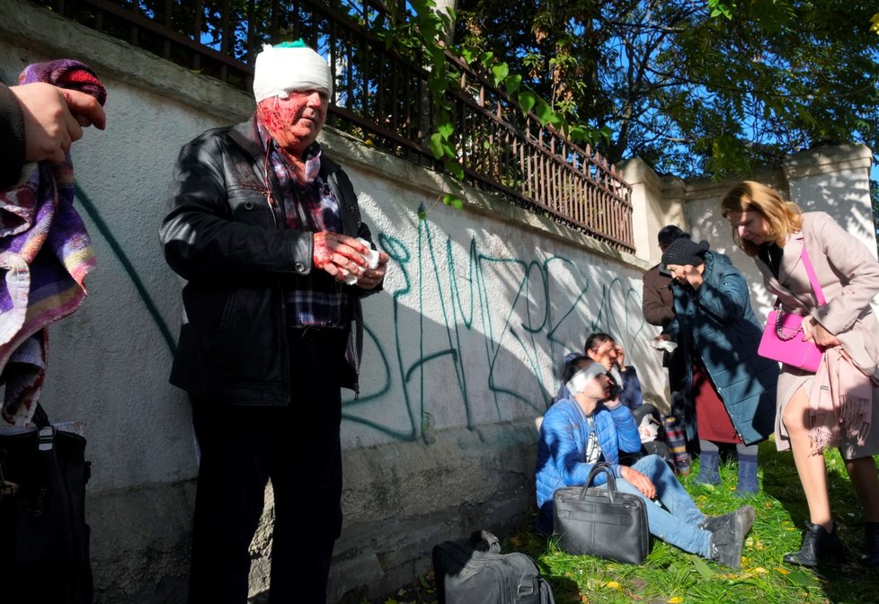 Následky ruského ostřelování v Kyjevě. (10.10.2022)