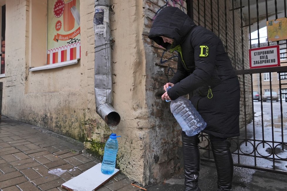 V Kyjevě nabírali lidé vodu z okapů.