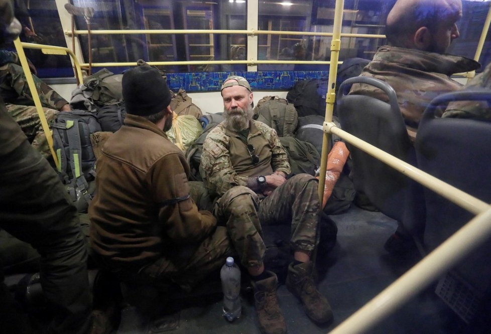 Obránci Mariupolu evakuovaní z Azovstalu dorazili do Olenivky, která je pod kontrolou Rusů.